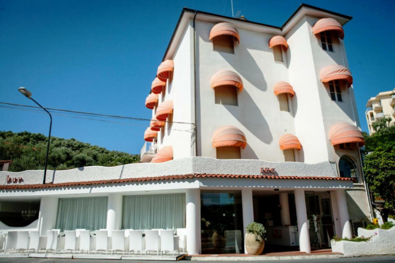Hotel Iva Diano Marina Bagian luar foto