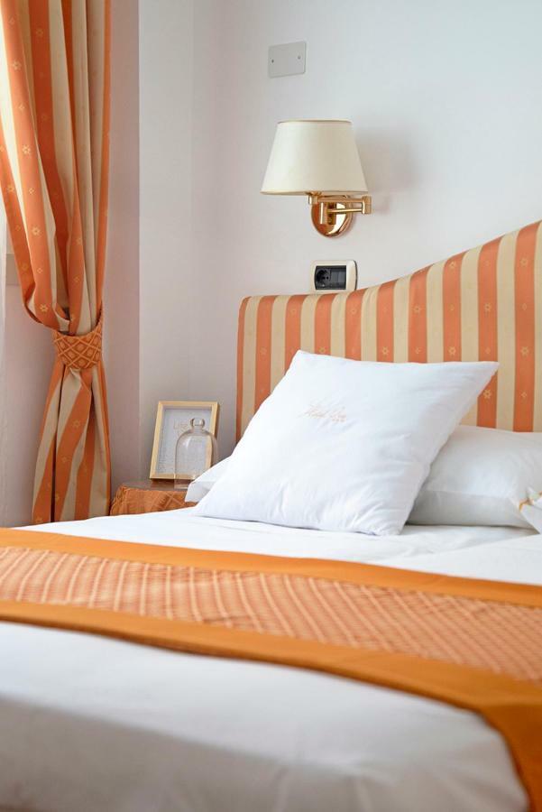 Hotel Iva Diano Marina Bagian luar foto